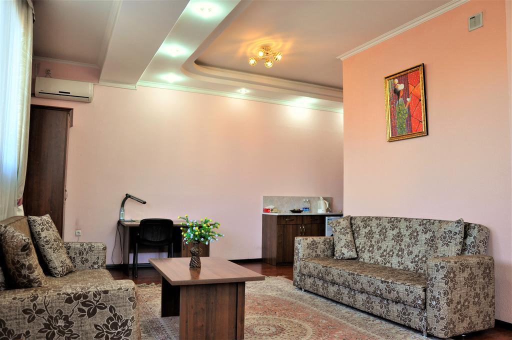Bishkek Villa Hotel ภายนอก รูปภาพ