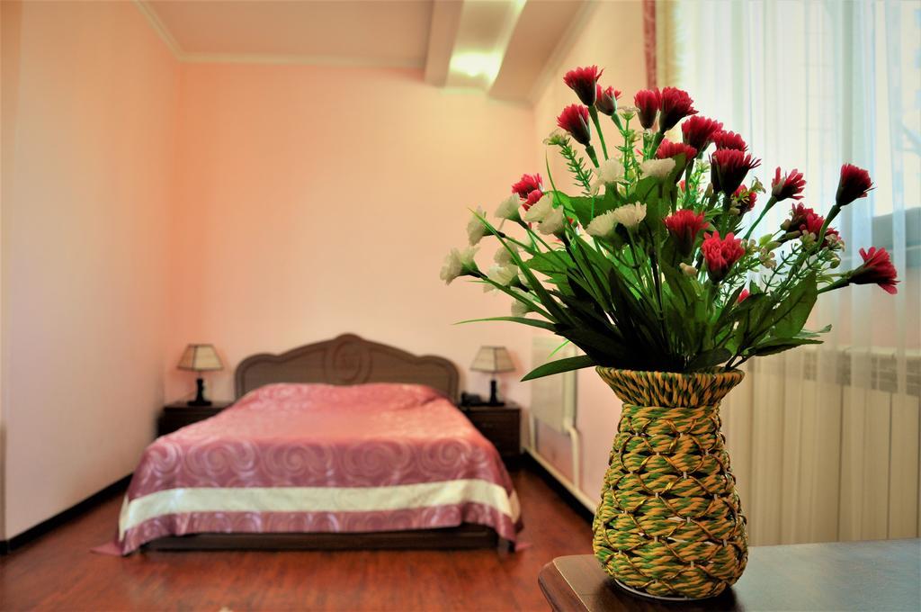 Bishkek Villa Hotel ภายนอก รูปภาพ